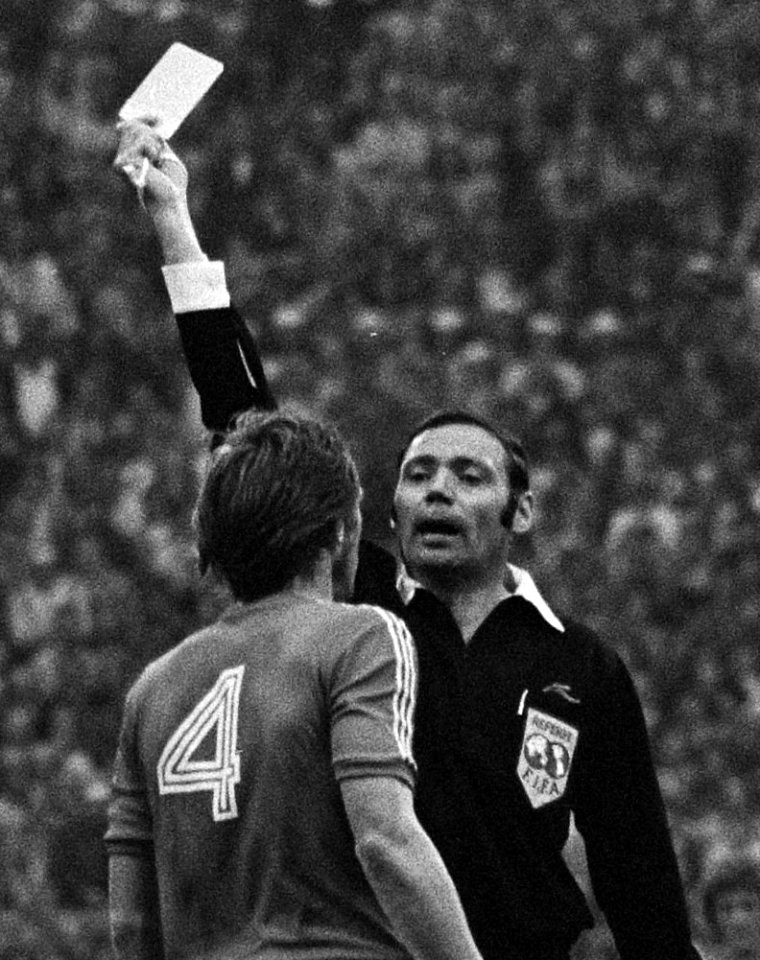WK 74, Nederland tegen Zweden 0-0, nr 5 gele kaart voor Nordquist (4), Bestanddeelnr 927-2685 (cropped)