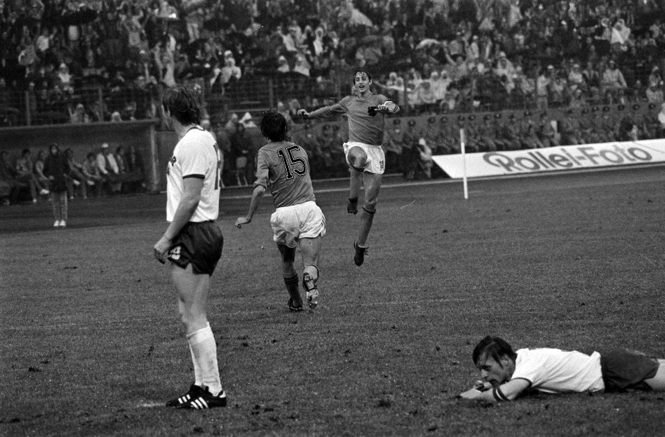 WK 74, Nederland tegen DDR 2-0, Cruijff springt op Rensenbrink af (15) na tweede, Bestanddeelnr 927-2925