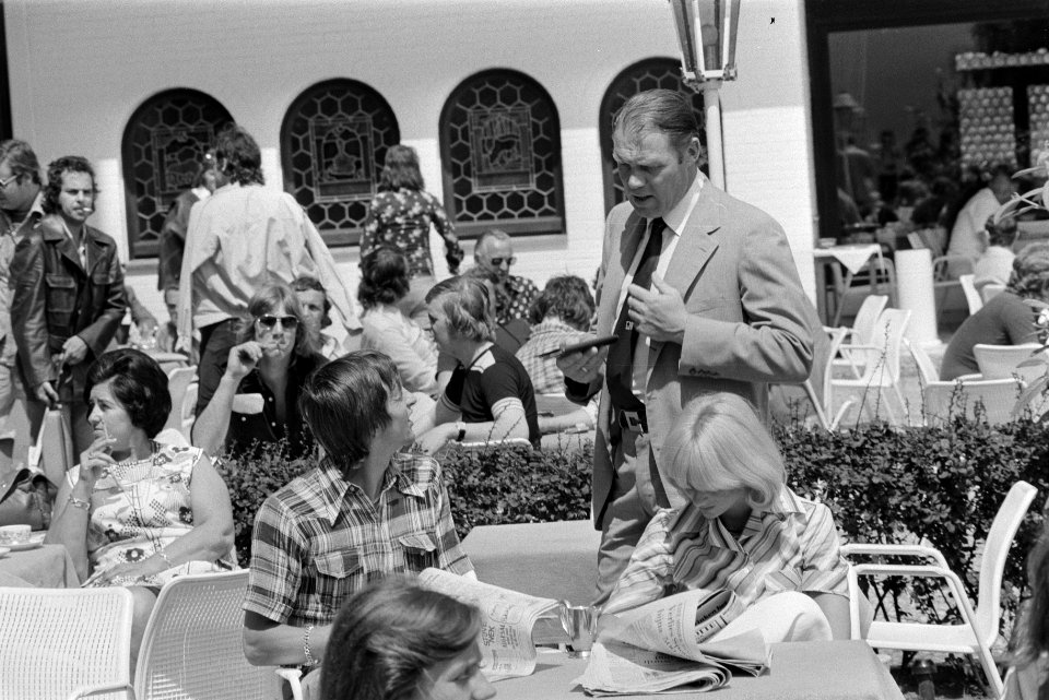 WK 74, Nederlands elftal in Hiltrup met vrouwen Rinus Michels en Cruijff en Dan, Bestanddeelnr 927-2784