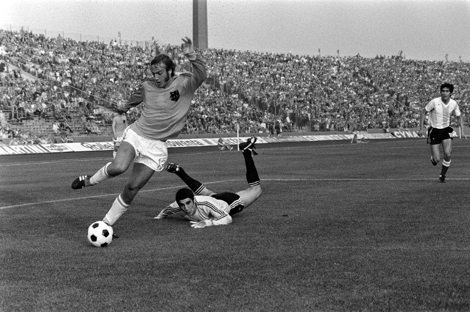 WK 74, Nederland tegen Argentinie 4-0 Neeskens is keeper Carnevelli gepasseerd, Bestanddeelnr 927-2821