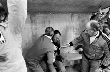 WK 74, Nederland tegen DDR 2-0, nr. 15 Fadrhonc (op de ru omhelst Michels, nr. 1, Bestanddeelnr 927-2926