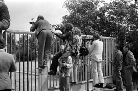 WK 74, Nederlands elftal in Hiltrup fotografen op hek geklommen om te kunnen we, Bestanddeelnr 927-2993