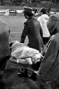WK 74, Nederland tegen Argentinie 4-0 Argentijn Telch op brancard, Bestanddeelnr 927-2835