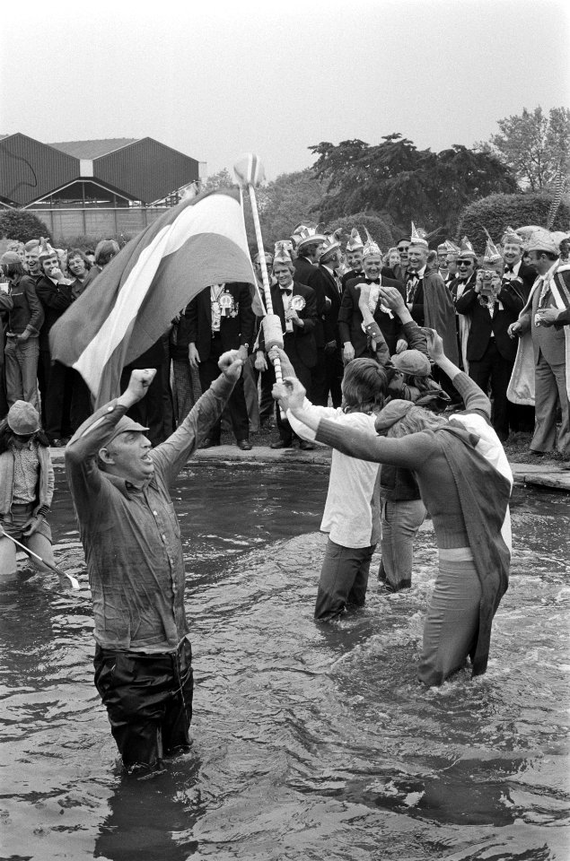 WK 74, Nederland tegen Zweden 0-0, Nederlandse supporers in het water met vlagge, Bestanddeelnr 927-2693