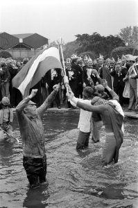 WK 74, Nederland tegen Zweden 0-0, Nederlandse supporers in het water met vlagge, Bestanddeelnr 927-2693