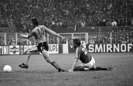 WK 74, Nederland tegen Zweden 0-0, Johan Cruijff passeert Persson (21), Bestanddeelnr 927-2678 (cropped)