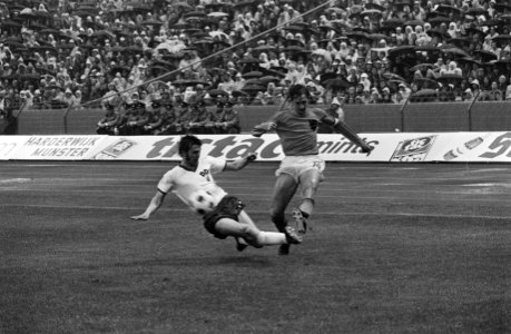 WK 74, Nederland tegen DDR 2-0, nr 3a Cruijff in actie, nr 6a Cruijff in actie, Bestanddeelnr 927-2933