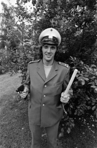 WK 74, Nederlands elftal in Hiltrup Ruud Krol in politie-uitrusting, Bestanddeelnr 927-2990