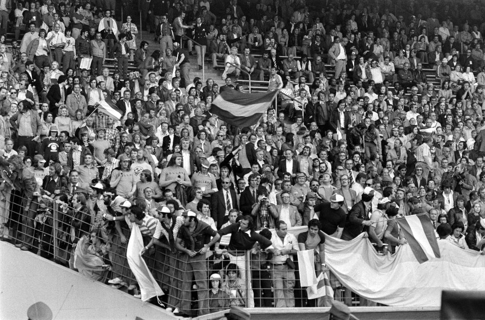 WK 74, Nederland tegen Argentinie 4-0 nr 1 juichende supporters op tribune, nr, Bestanddeelnr 927-2833