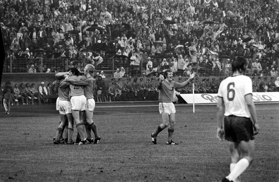 WK 74, Nederland tegen DDR 2-0, elkaar omhelzende Nederlanders, Bestanddeelnr 927-2931