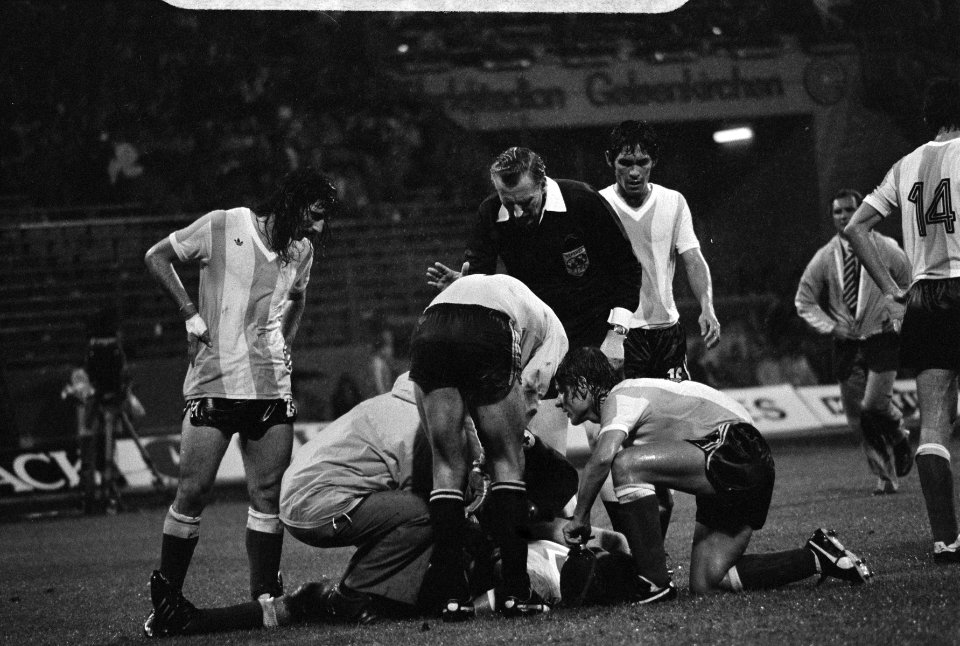 WK 74, Nederland tegen Argentinie 4-0 blessure Argentijn Telch, nr 12, 13 foto, Bestanddeelnr 927-2834