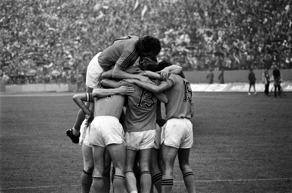 WK 74, Nederland tegen DDR 2-0, spelers omhelzen elkaar n doelpunt van Neeskens , Bestanddeelnr 927-2923