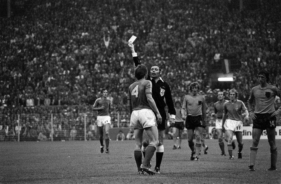 WK 74, Nederland tegen Zweden 0-0, nr 5 gele kaart voor Nordquist (4), Bestanddeelnr 927-2685