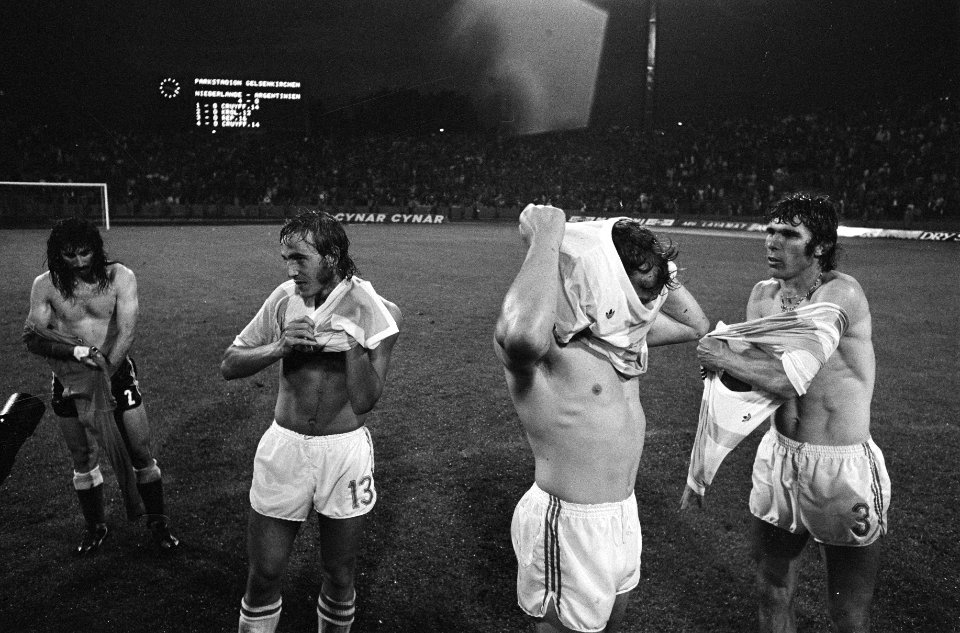 WK 74, Nederland tegen Argentinie 4-0 vlnr Ayala, Neeskens, Israel en Van H, Bestanddeelnr 927-2824