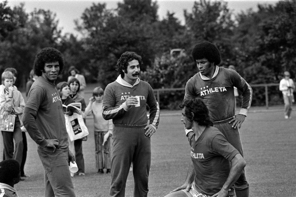 WK 74, training Brazilie nr 10 Valdoniro Vaz Franco , Rivelino en Jairzinko (v, Bestanddeelnr 927-2953