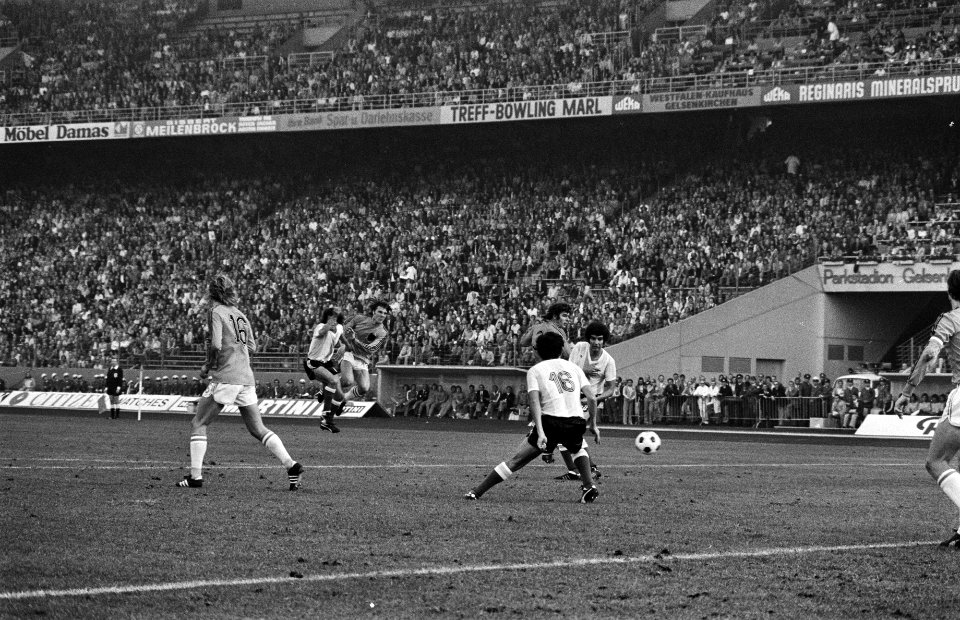 WK 74, Nederland tegen Argentinie 4-0 Krol (l) heeft uitgehaald voor tweede doe, Bestanddeelnr 927-2820
