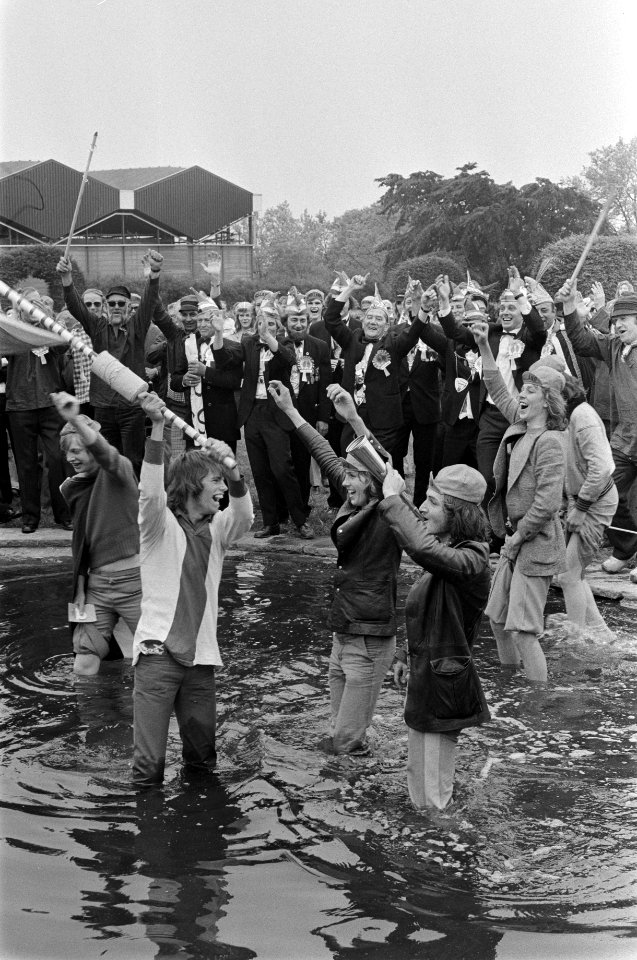 WK 74, Nederland tegen Zweden 0-0, Nederlandse supporers in het water met vlagge, Bestanddeelnr 927-2691