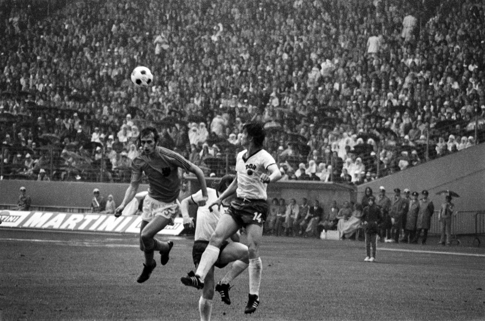WK 74, Nederland tegen DDR 2-0, nr 18 Israels (l) in actie, Bestanddeelnr 927-2927