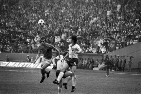 WK 74, Nederland tegen DDR 2-0, nr 18 Israels (l) in actie, Bestanddeelnr 927-2927