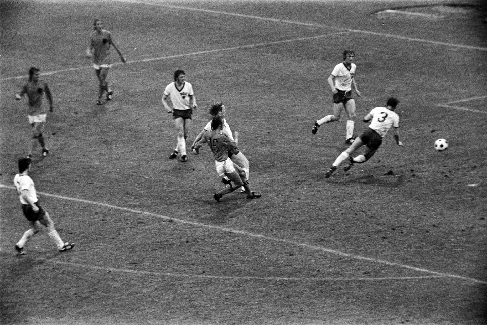 WK 74, Nederland tegen DDR 2-0, Rensenbrink (15) scoort 2-0, Bestanddeelnr 927-2921