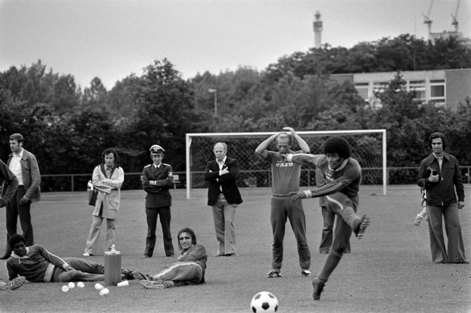 WK 74, training Brazilie Rivelino (l) en Jairzinko (r) tijdens training, Bestanddeelnr 927-2952