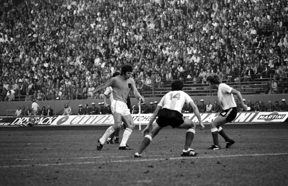 WK 74, Nederland tegen Argentinie 4-0 gele kaart voor Neeskens (links naast hem, Bestanddeelnr 927-2828