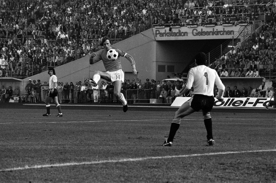 WK 74, Nederland tegen Argentinie 4-0 nr 7a Cruijff bij keeper Carnevalli, Bestanddeelnr 927-2826