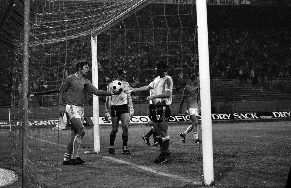 WK 74, Nederland tegen Argentinie 4-0 Van Hanegem geeft de bal aan Squeo (r) na, Bestanddeelnr 927-2822