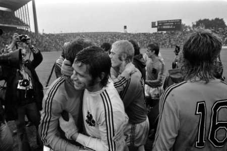 WK 74, Nederland tegen DDR 2-0, nr 23 Jongbloed (midden) na afloop, Bestanddeelnr 927-2936