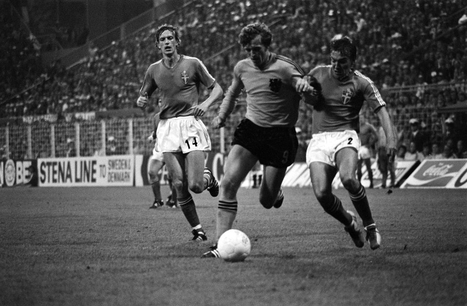 WK 74, Nederland tegen Zweden 0-0, vlnr Tappen, Piet Keizer en Olsson, Bestanddeelnr 927-2679