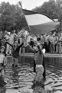 WK 74, Nederland tegen Zweden 0-0, Nederlandse supporers in het water met vlagge, Bestanddeelnr 927-2692