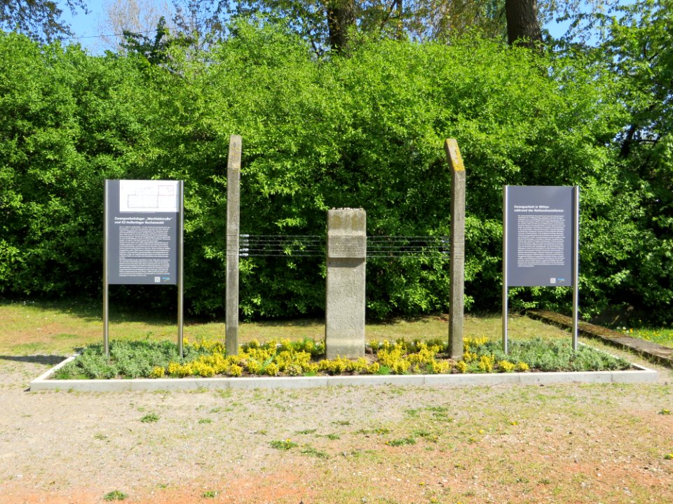 Witten KZ-Außenlager Gedenkstein mit Infotafeln