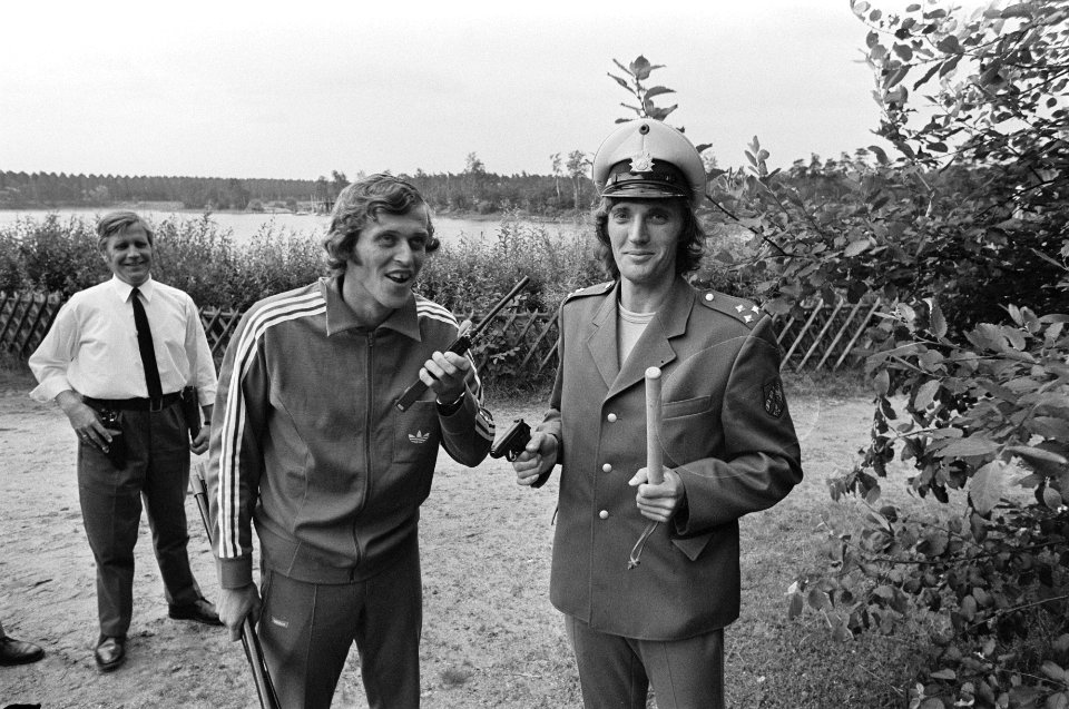 WK 74, Nederlands elftal in Hiltrup Ruud Krol in politie-uitrusting en Piet Kei, Bestanddeelnr 927-2991