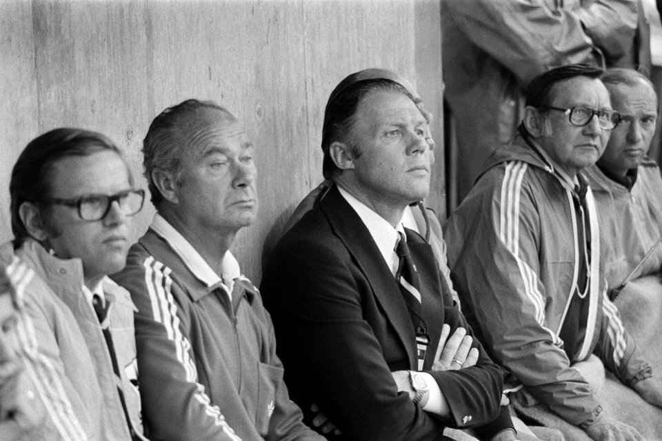 WK 74, Nederland tegen DDR 2-0, Fadrhonc, Michels en Van de Akker op bank, Bestanddeelnr 927-2934