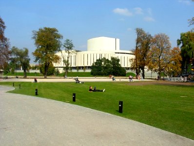 Wyspa Młyńska 2010 łąka alejka