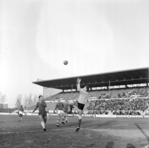 Xerxes tegen Blauw-Wit, keeper Anema probeert kopbal van Kriesch te keren, spelm, Bestanddeelnr 918-6633