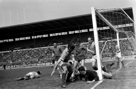 Xerxes tegen Hermes DVS 2-1, spelmoment vlnr Damen, Heikamp, Reehorst, Heije, Bestanddeelnr 916-4159