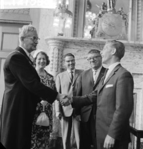Xerxes op het stadhuis. Wethouder Schilthuis feliciteert B. Middeldorp, Bestanddeelnr 912-7598