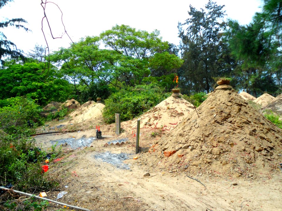 Xinbu Island - cemetery - 01
