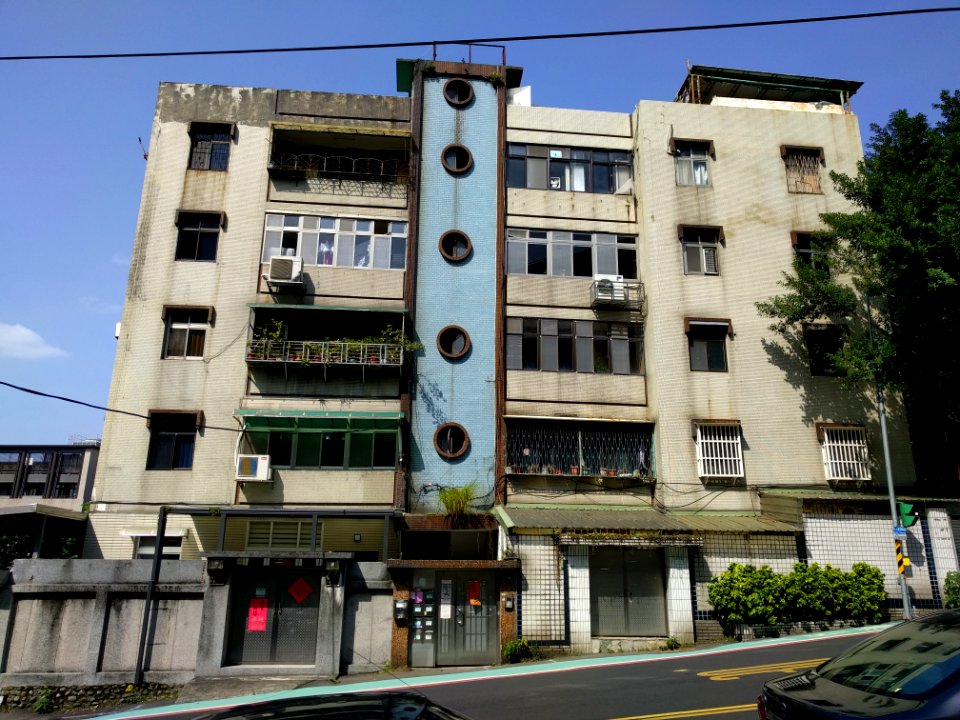Xinbeitou-apartment-building