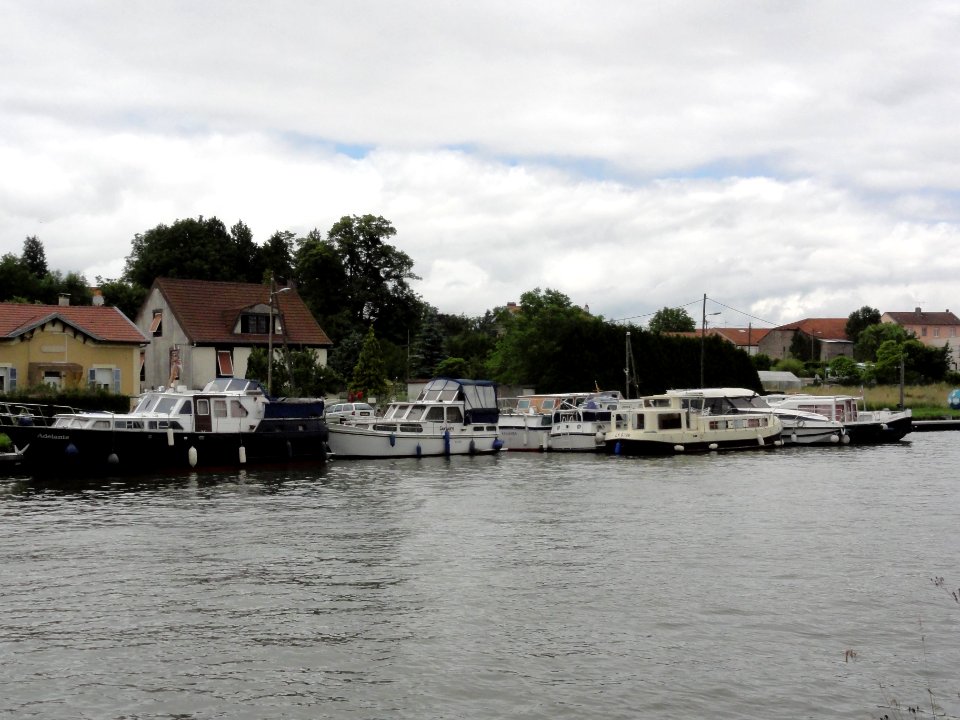 Xures (M-et-M) le port sur le canal