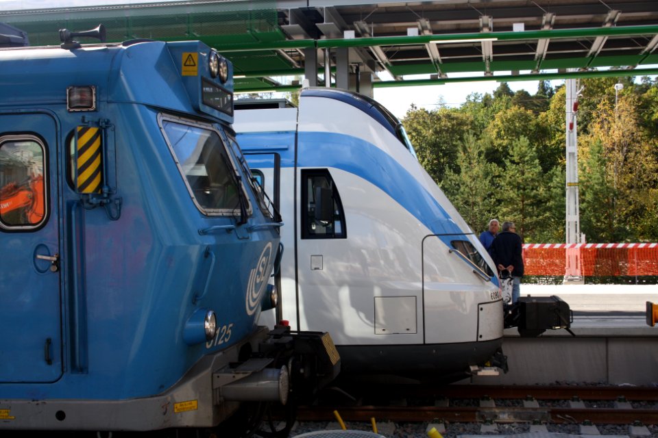 X60B och X10 på Kallhäll station - september 2016 bild 1