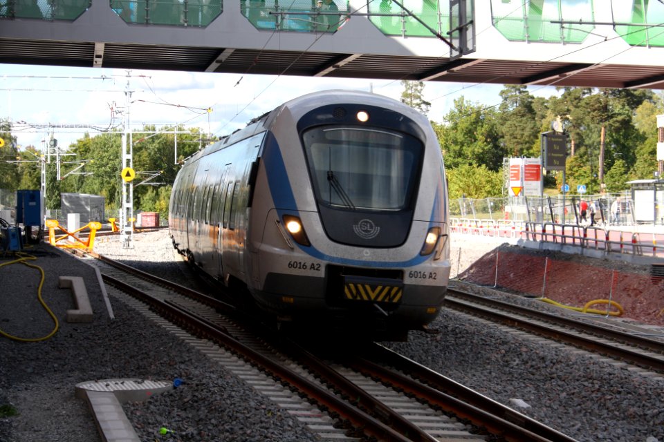 X60 kommer till Kallhäll station - september 2016