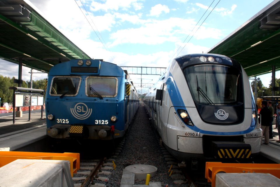 X60B och X10 på Kallhäll station - september 2016 bild 3