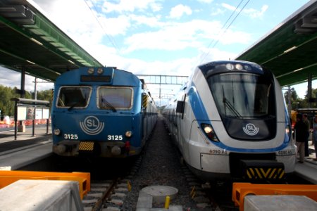X60B och X10 på Kallhäll station - september 2016 bild 3