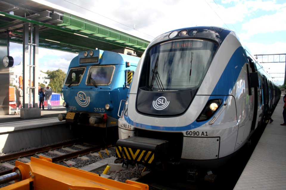 X60B och X10 på Kallhäll station - september 2016 bild 2