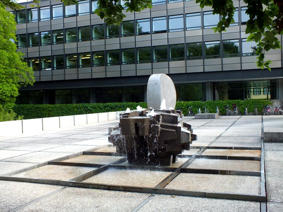 Wzwz schwabing 09 brunnen koenigenstrasse