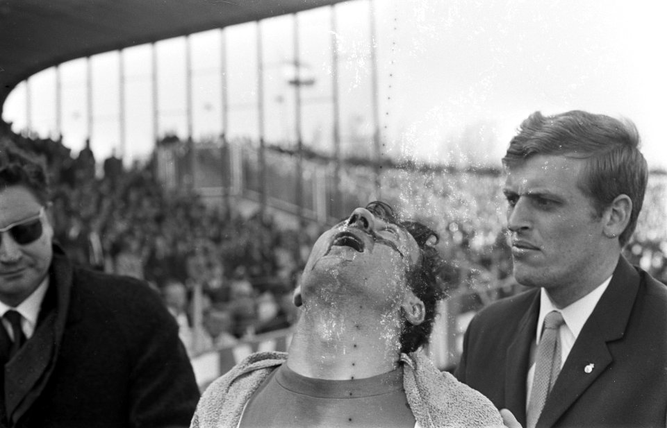 Xerxes DHC tegen Ajax 0-1. Sjaak Swart geblesseerd aan zijn neus, links dr. Roli, Bestanddeelnr 921-2080