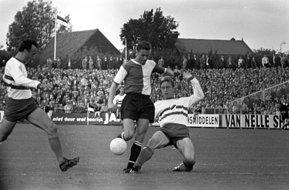 Xerxes DHC tegen Feyenoord 1-3. Kindvall passeert tegenstander, Bestanddeelnr 920-5951