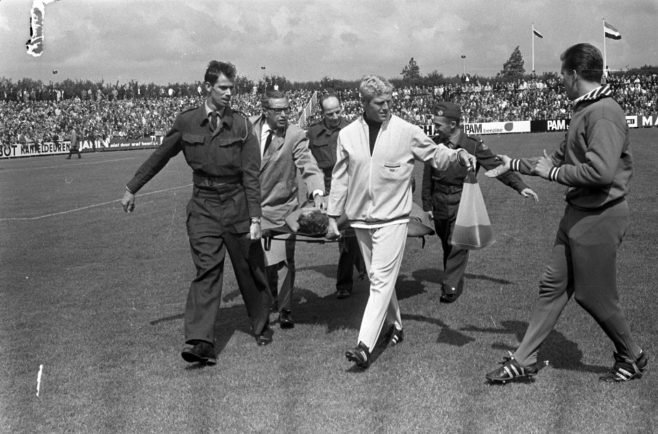 Xerxes DHC tegen Feyenoord 1-3. Hans Kraay op brancard van veld gedragen, Bestanddeelnr 920-5953